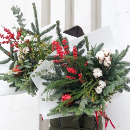 MF1058 - Букет новогодний с хвойниками, илексом и хлопком (размер M) - фото moscowflorist.ru