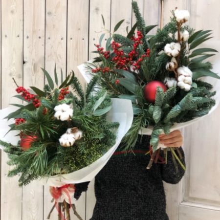 MF1058 - Букет новогодний с хвойниками, илексом и хлопком (размер M) - фото moscowflorist.ru