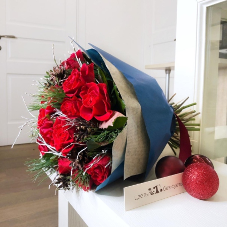 MF1063 - Зимний букет с красными розами и шишками - фото moscowflorist.ru