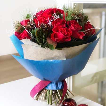 MF1063 - Зимний букет с красными розами и шишками - фото moscowflorist.ru
