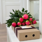 MF5539 - Фирменный кейс с яркими пионами (9 шт.) фото №4 - moscowflorist.ru