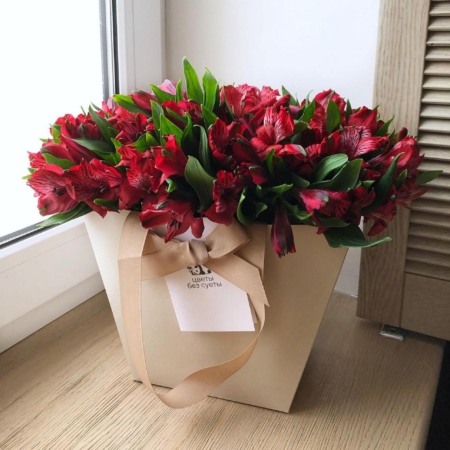 MF0602 - Красные альстромерии в кремовой сумке-коробке - фото moscowflorist.ru