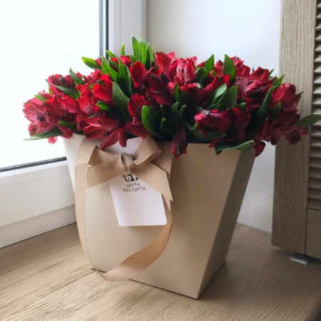 MF0602 - Красные альстромерии в кремовой сумке-коробке - фото moscowflorist.ru