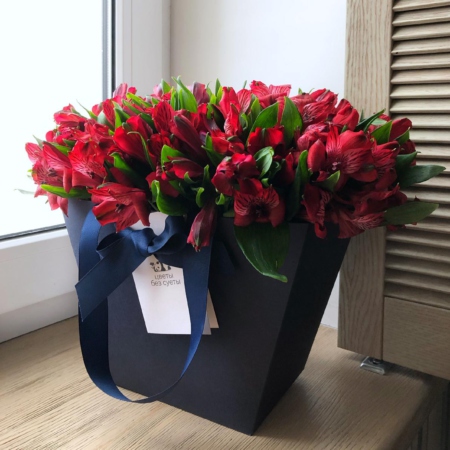 MF0603 - Яркие красные альстромерии в темно-синей сумке - фото moscowflorist.ru