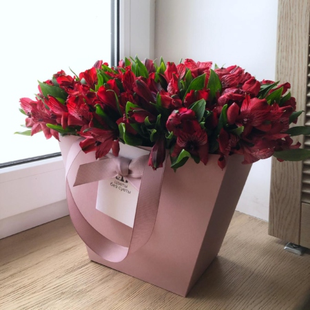 MF0604 - Розовая фирменная сумка с красной альстромерией - фото moscowflorist.ru