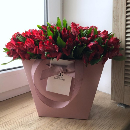 MF0604 - Розовая фирменная сумка с красной альстромерией - фото moscowflorist.ru
