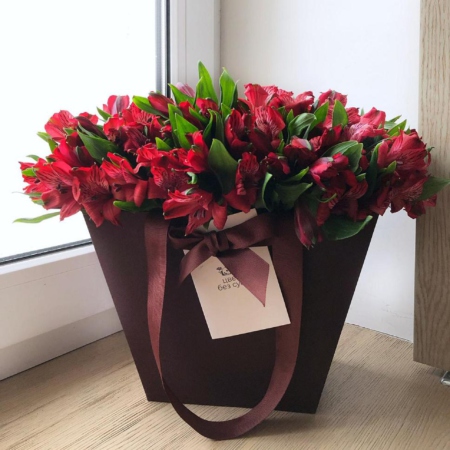 MF0605 - Бордовая цветочная сумка с красной альстромерией - фото moscowflorist.ru