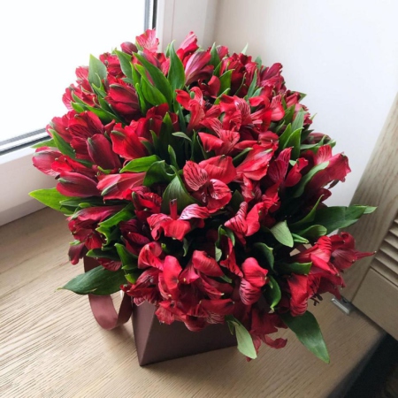 MF0605 - Бордовая цветочная сумка с красной альстромерией - фото moscowflorist.ru