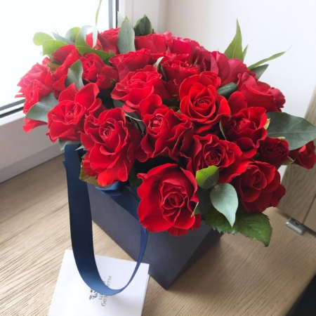 MF0607 - Алые розы в стильной синей коробке-сумке - фото moscowflorist.ru