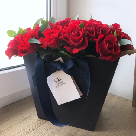 MF0607 - Алые розы в стильной синей коробке-сумке - фото moscowflorist.ru