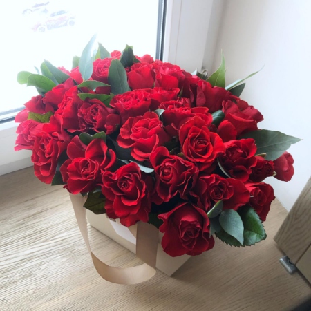 MF0608 - Ярко красные розы в кремовой цветочной сумке - фото moscowflorist.ru
