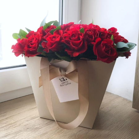 MF0608 - Ярко красные розы в кремовой цветочной сумке - фото moscowflorist.ru