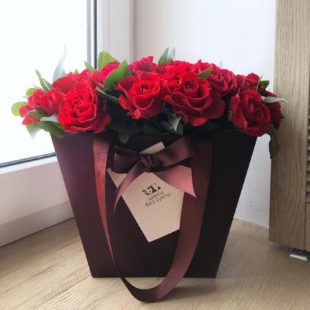 MF0609 - Бордовая цветочная сумка с яркими алыми розами - фото moscowflorist.ru