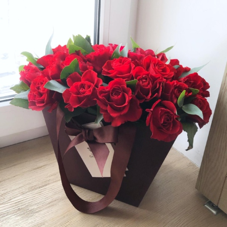 MF0609 - Бордовая цветочная сумка с яркими алыми розами - фото moscowflorist.ru