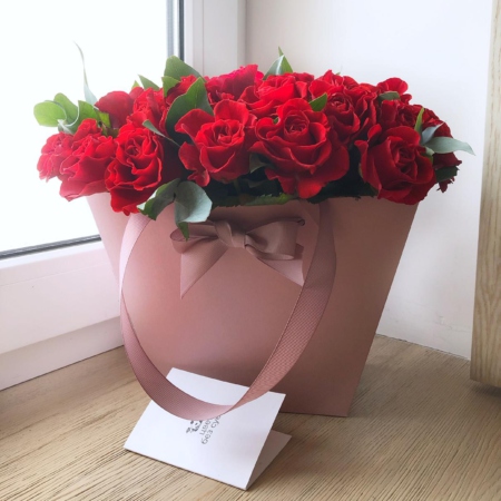 MF0611 - Нежная фирменная сумка с сочными красными розами - фото moscowflorist.ru