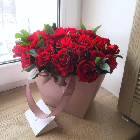 MF0611 - Нежная фирменная сумка с сочными красными розами - фото moscowflorist.ru