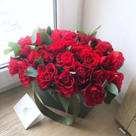 MF0612 - Сумка-коробка в зеленом цвете с красными розами - фото moscowflorist.ru