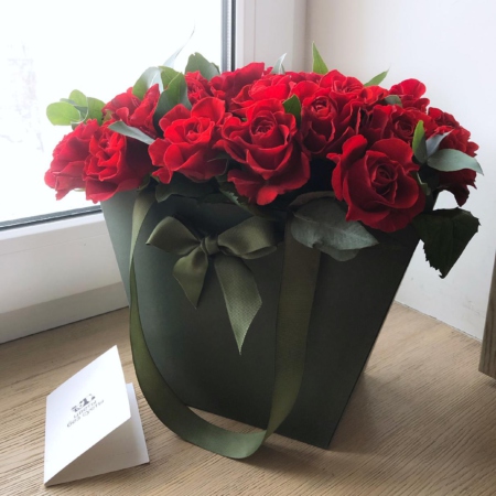 MF0612 - Сумка-коробка в зеленом цвете с красными розами - фото moscowflorist.ru