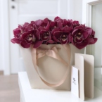 MF0618 - Цветочная сумка с орхидеями (в ассортименте) фото №1 - moscowflorist.ru