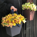 MF0618 - Цветочная сумка с орхидеями (в ассортименте) фото №2 - moscowflorist.ru