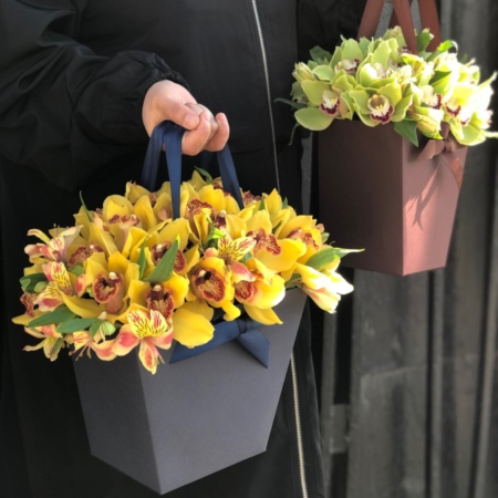 MF0618 - Цветочная сумка с орхидеями (в ассортименте) - фото moscowflorist.ru