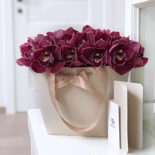 MF0618 - Цветочная сумка с орхидеями (в ассортименте) фото - moscowflorist.ru