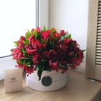 MF0539 - Белая шляпная коробка с красной альстромерией картинка №4 - moscowflorist.ru MF0539 - Белая шляпная коробка с красной альстромерией фото №4 - moscowflorist.ru
