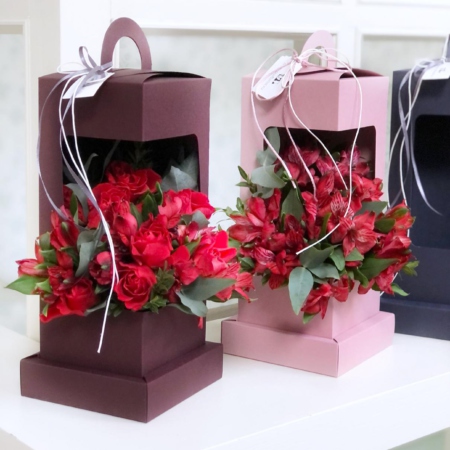 MF5735 - Фирменный фонарик с красными цветами - фото moscowflorist.ru