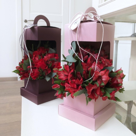 MF5735 - Фирменный фонарик с красными цветами - фото moscowflorist.ru