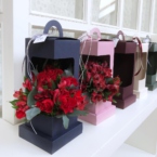MF5736 - Синий цветочный фонарик с красными цветами картинка №3 - moscowflorist.ru MF5736 - Синий цветочный фонарик с красными цветами фото №3 - moscowflorist.ru