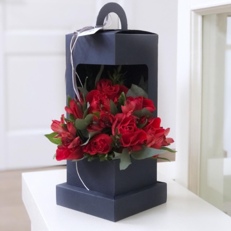 MF5736 - Синий цветочный фонарик с красными цветами - фото moscowflorist.ru