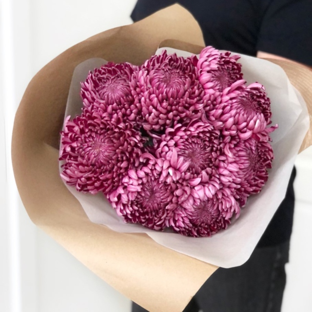 MF1069 - Высокий букет из 9 хризантем Бигуди фото - moscowflorist.ru