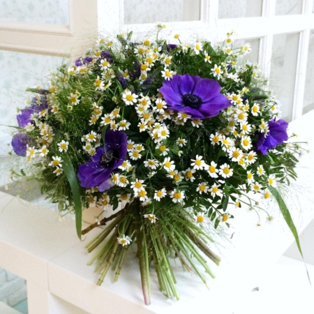 MF1070 - Полевой букет из ромашки и синих анемонов - фото moscowflorist.ru