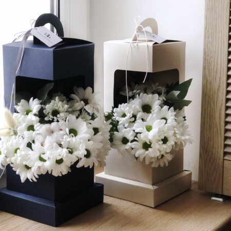 MF5739 - Белая хризантема в коробке-фонарике синего цвета - фото moscowflorist.ru