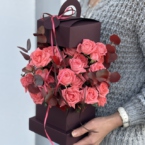 MF5741 - Фирменный фонарик с коралловыми кустовыми розами фото №1 - moscowflorist.ru
