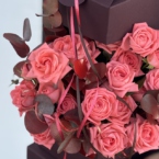MF5741 - Фирменный фонарик с коралловыми кустовыми розами фото №2 - moscowflorist.ru