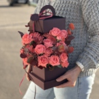 MF5741 - Фирменный фонарик с коралловыми кустовыми розами фото №3 - moscowflorist.ru