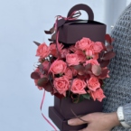 MF5741 - Фирменный фонарик с коралловыми кустовыми розами фото №5 - moscowflorist.ru