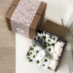 MF5030 - Фирменный кубик с хризантемами, лавандой и безе картинка №4 - moscowflorist.ru MF5030 - Фирменный кубик с хризантемами, лавандой и безе фото №4 - moscowflorist.ru