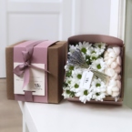 MF5030 - Фирменный кубик с хризантемами, лавандой и безе картинка №6 - moscowflorist.ru MF5030 - Фирменный кубик с хризантемами, лавандой и безе фото №6 - moscowflorist.ru