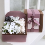 MF5030 - Фирменный кубик с хризантемами, лавандой и безе картинка №2 - moscowflorist.ru MF5030 - Фирменный кубик с хризантемами, лавандой и безе фото №2 - moscowflorist.ru