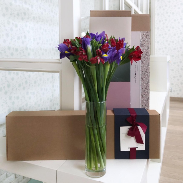 MF5543 - Фирменный футляр с красно-синими цветами фото - moscowflorist.ru