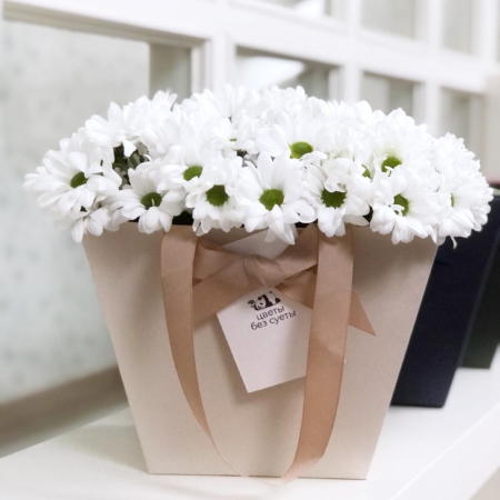 MF0619 - Кремовая фирменная сумка с белой хризантемой - фото moscowflorist.ru