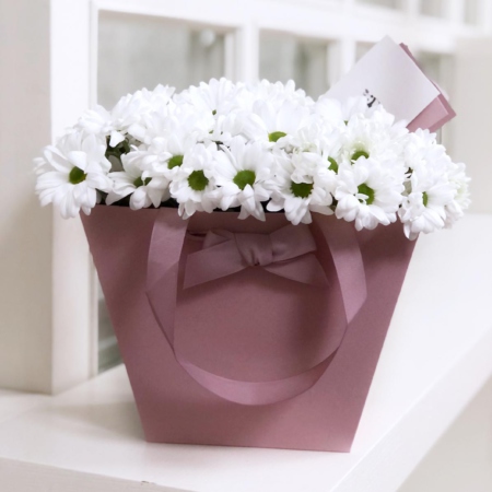 MF0620 - Розовая сумка с белыми хризантемами - фото moscowflorist.ru