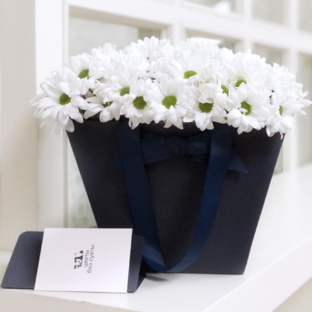 MF0624 - Синяя цветочная сумка с белыми хризантемами - фото moscowflorist.ru