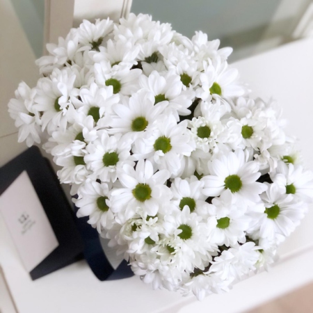 MF0624 - Синяя цветочная сумка с белыми хризантемами - фото moscowflorist.ru