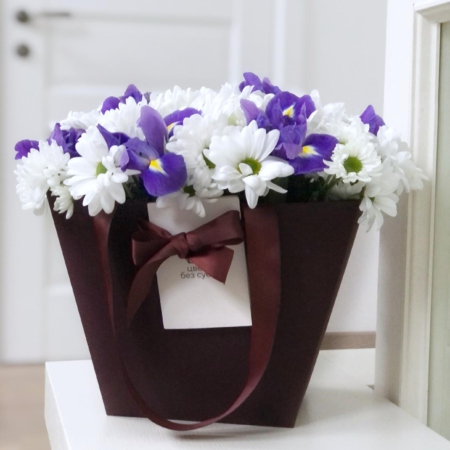 MF0632 - Бордовая сумка с хризантемами и ирисами - фото moscowflorist.ru