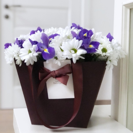 MF0632 - Бордовая сумка с хризантемами и ирисами - фото moscowflorist.ru