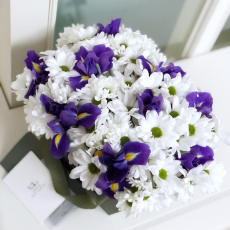 MF0634 - Зеленая сумка с цветочным миксом хризантем и ирисов - фото moscowflorist.ru