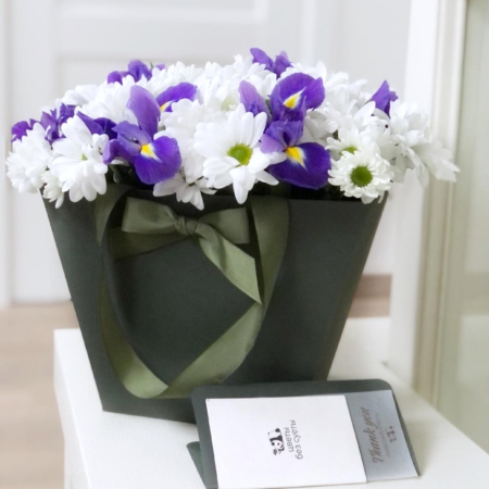 MF0634 - Зеленая сумка с цветочным миксом хризантем и ирисов - фото moscowflorist.ru